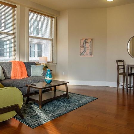 Frontdesk I Hibernia Tower Apts Downtown New Orleans Apartment Exterior photo