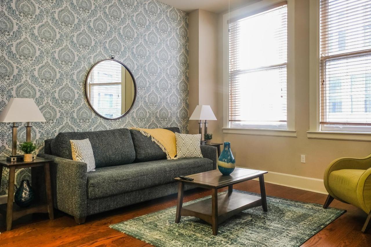 Frontdesk I Hibernia Tower Apts Downtown New Orleans Apartment Room photo